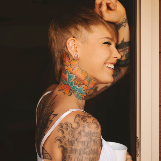 Mulher-branca-toda-tatuada-com-tatuagem-colorida-no-pescoço