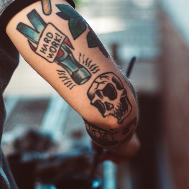 homem-com-tatuagem-na-parte-inferior-do-braço-new-school