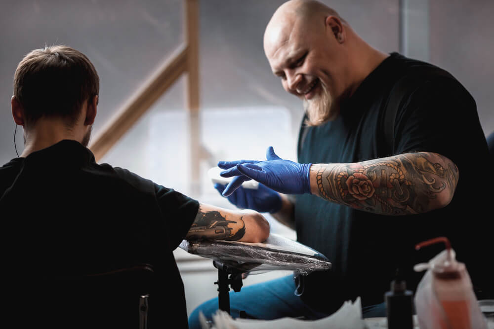 Tatuagem na mão: dicas e cuidados para preservá-la e evitar que desbote