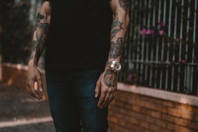 60 inspirações de tatuagem na mão para você fazer a sua