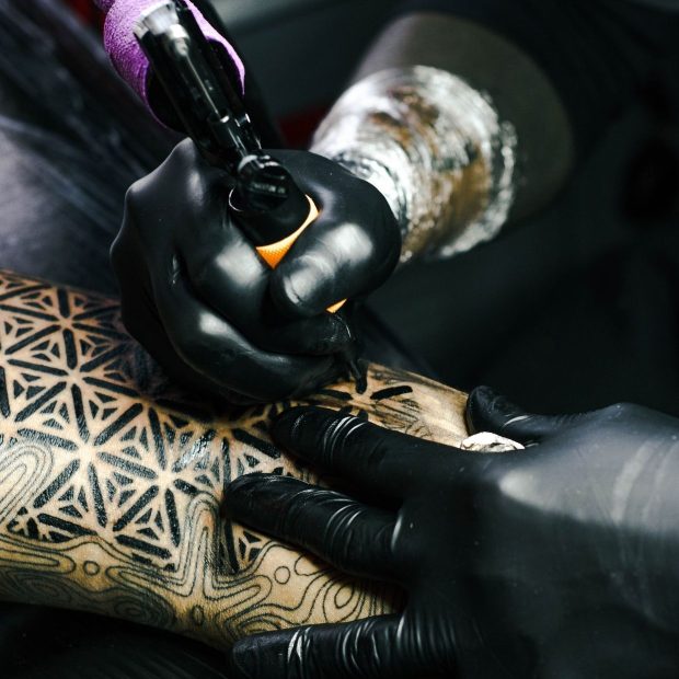 máquina-de -tatuagem-tattoo-preto-e-branco