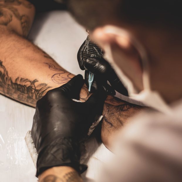 Tatuagem na mão: dicas e cuidados para preservá-la e evitar que desbote