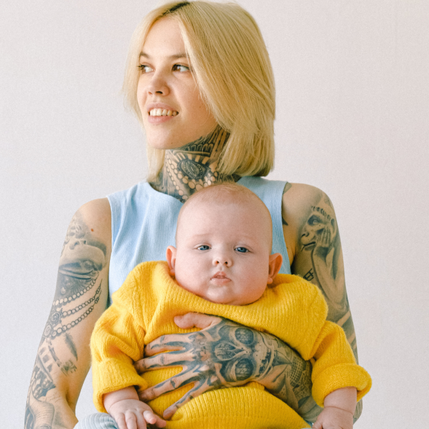 mãe-tatuada-segura-bebê-no-colo