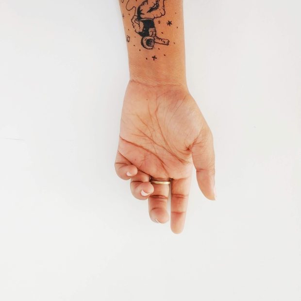 Inspire-se em tatuagens feitas nos dedos e mãos