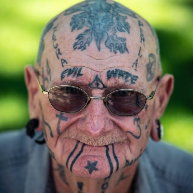 homem-velho-com-o-rosto-tatuado
