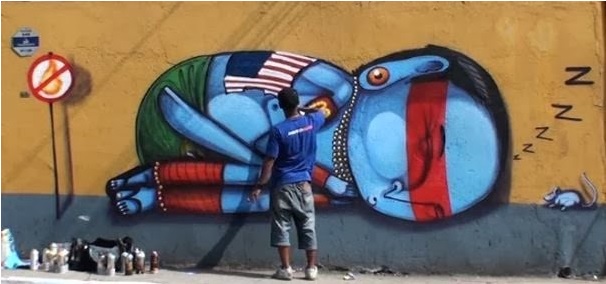  Crânio fazendo a arte do grafite em um muro