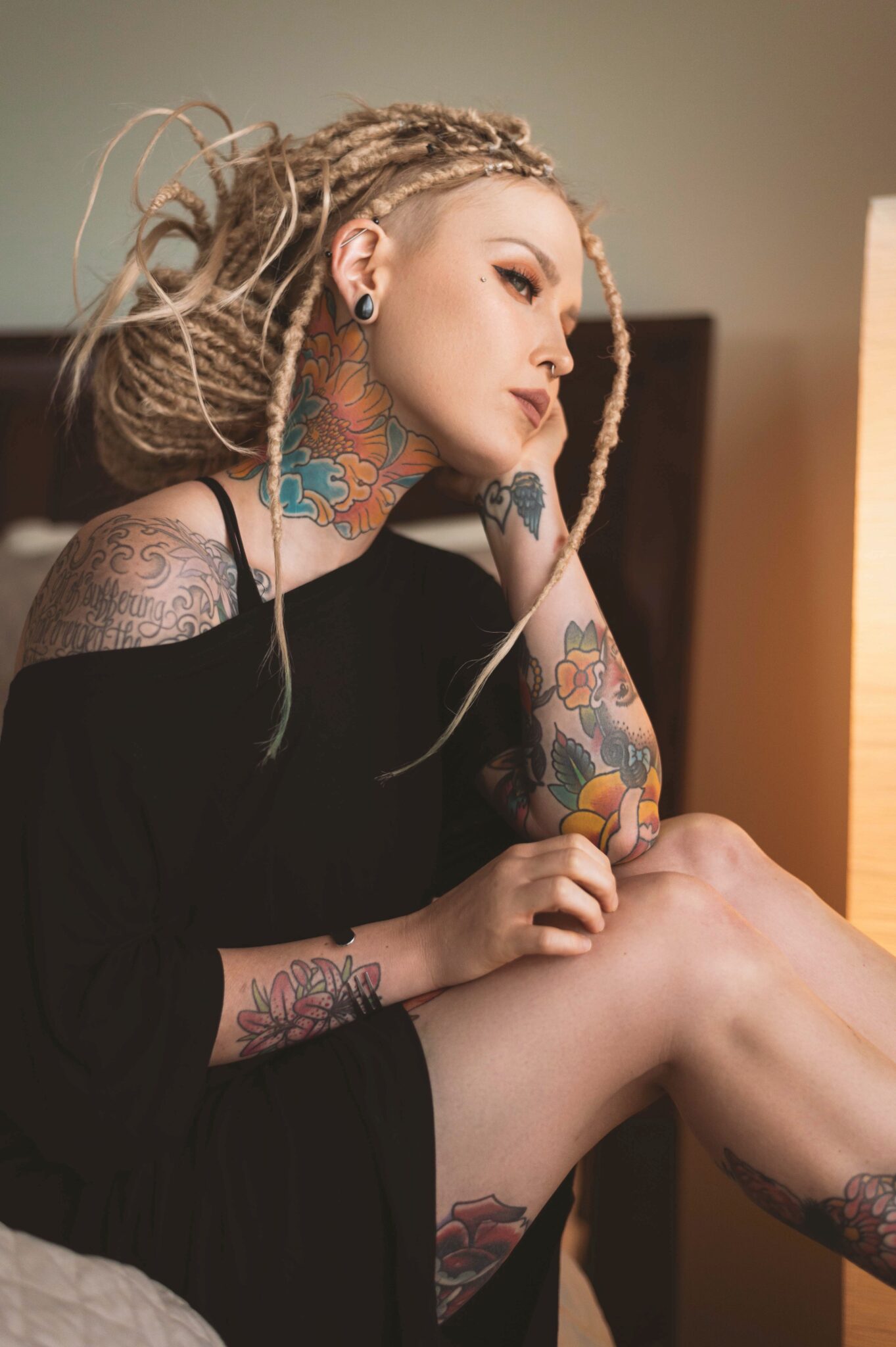Mulher-de-dreads-com-os-ombros-e-bracos-tatuados