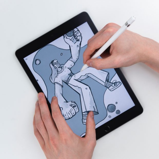 Duas-mãos-desenhando-no-tablet-arte-digital