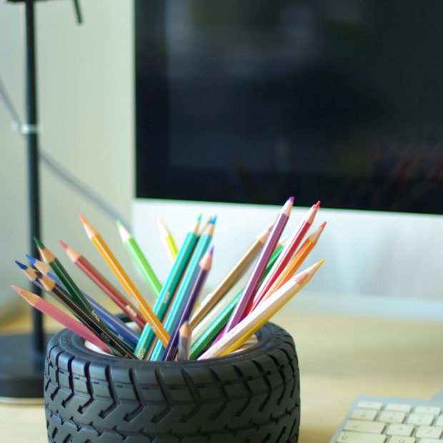 Escrivaninha-quadro-prreto-luminária-porta-lapis-em-formato-de-roda-com-lápis-colorido