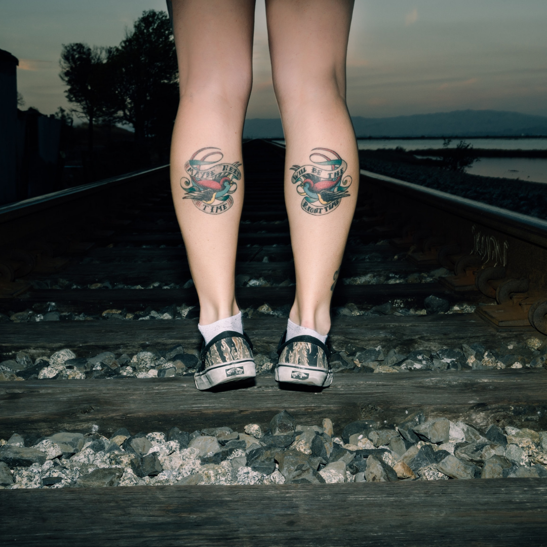 panturrilhas-tatuadas-coloridas-no-trilho-do-trem