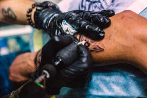 maos-desenho-tatuagem-ligado-braco-com-agulha-maquina rotativa-blackwork