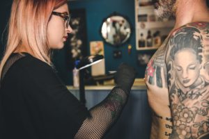 tatuadora-freehand-desenho-no-peitoral-tatuado
