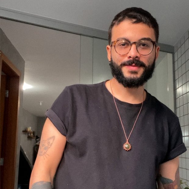 Homem-branco-tatuado-com-barba-marte