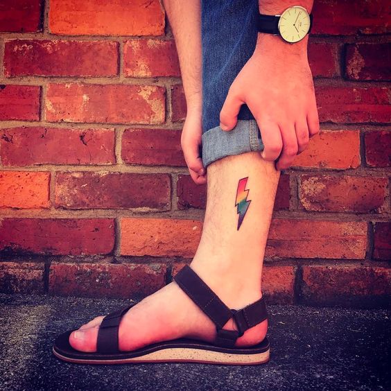 Raio-Tatuagem-colorido-raio-na-perna