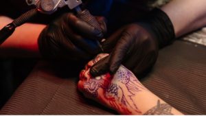 luvas-pretas-tatuagem-na-mão