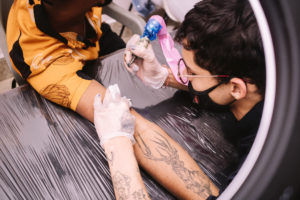 tatuador-evento- flashday-find-tattoo-autoral-máquina-ligada-