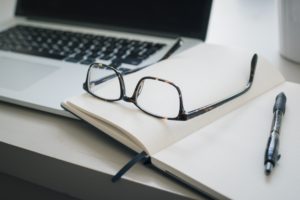 óculos-em-cima-do-caderno-branco-computador-estudo-direito-autoral