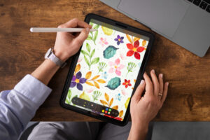 ilustrador-de-vista-superior-desenhando-no-ipad.