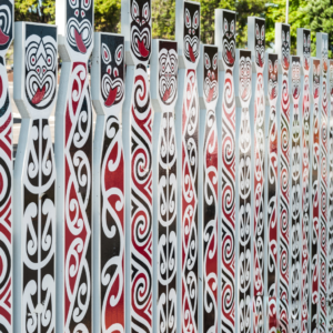 cultura-maori-desenhos-em-cerca-em-vermelho - branco-e- preto-com-simbologia-da-cultura