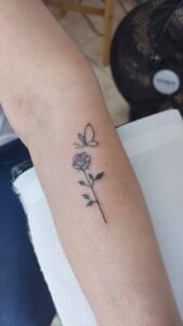 Tatuagem-flor-e-borboleta-minimalista-Find-Tattoo