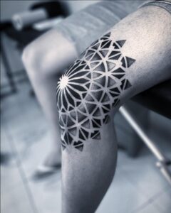 Tatuagem-geométrica-nos-joelhos-Pedro-Ferreira